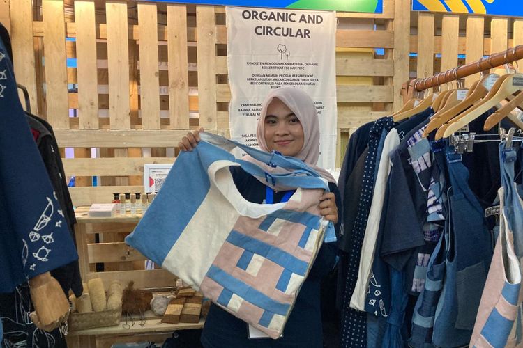 Produk fesyen dari jenama lokal asal Banyuwangi bernama Organic Culture. Mereka memanfaatkan sumber daya alam di kawasan, serta limbah plastik dan kain perca dari pesisir pantai yang dikumpulkan setiap kegiatan pembersihan pantai tahunan.