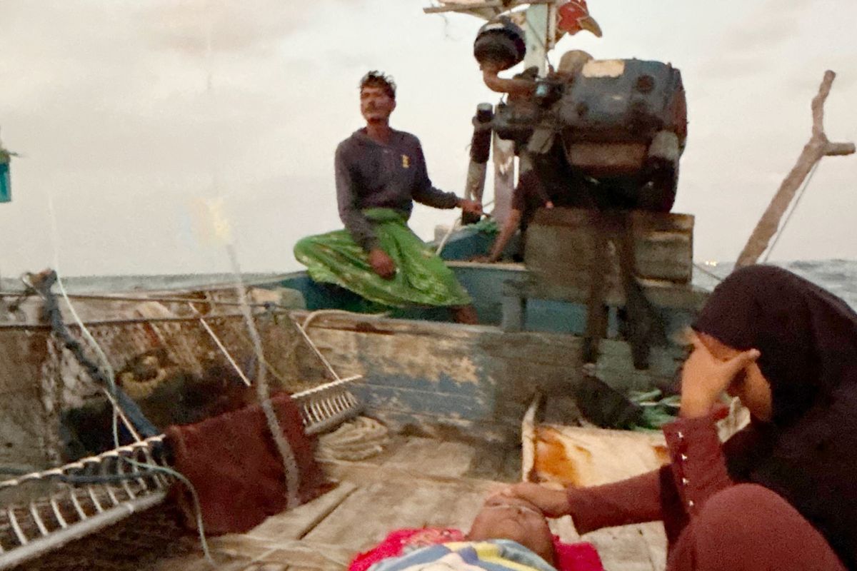 Pasien di atas perahu nelayan saat dirujuk ke RS Qonaah Sampang, Kamis (3/7/2025). 