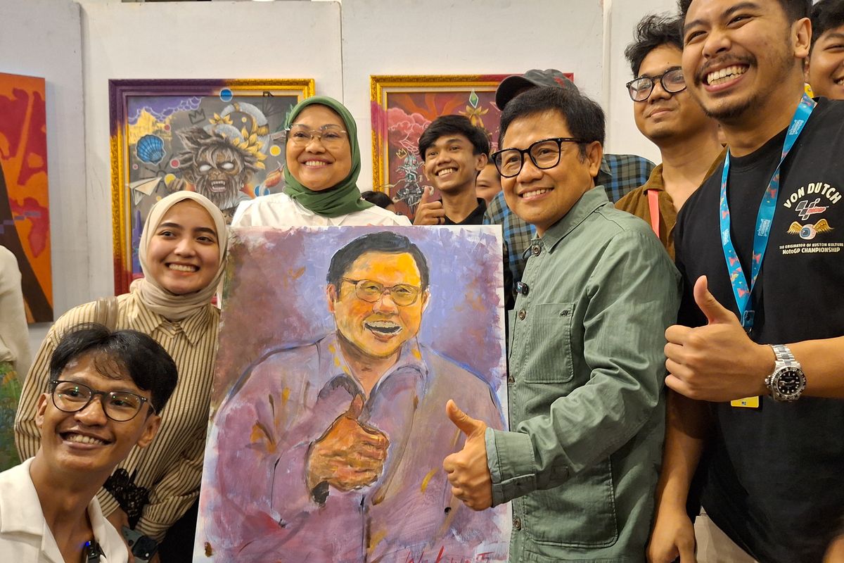 Cak Imin berpose bersama salah satu karya peserta lomba sebagai bentuk apresiasi terhadap kebebasan berekspresi di Kolakarya PKB. 