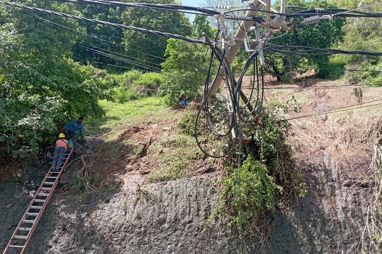 Longsor di Malimbu, Des MALAKA Lombok Utara menyebabkan puluhan pohon dan tiang listrik tumbang disepanjang jalan Bukit Malimbu, Desa Malaka Lombok Utara,
