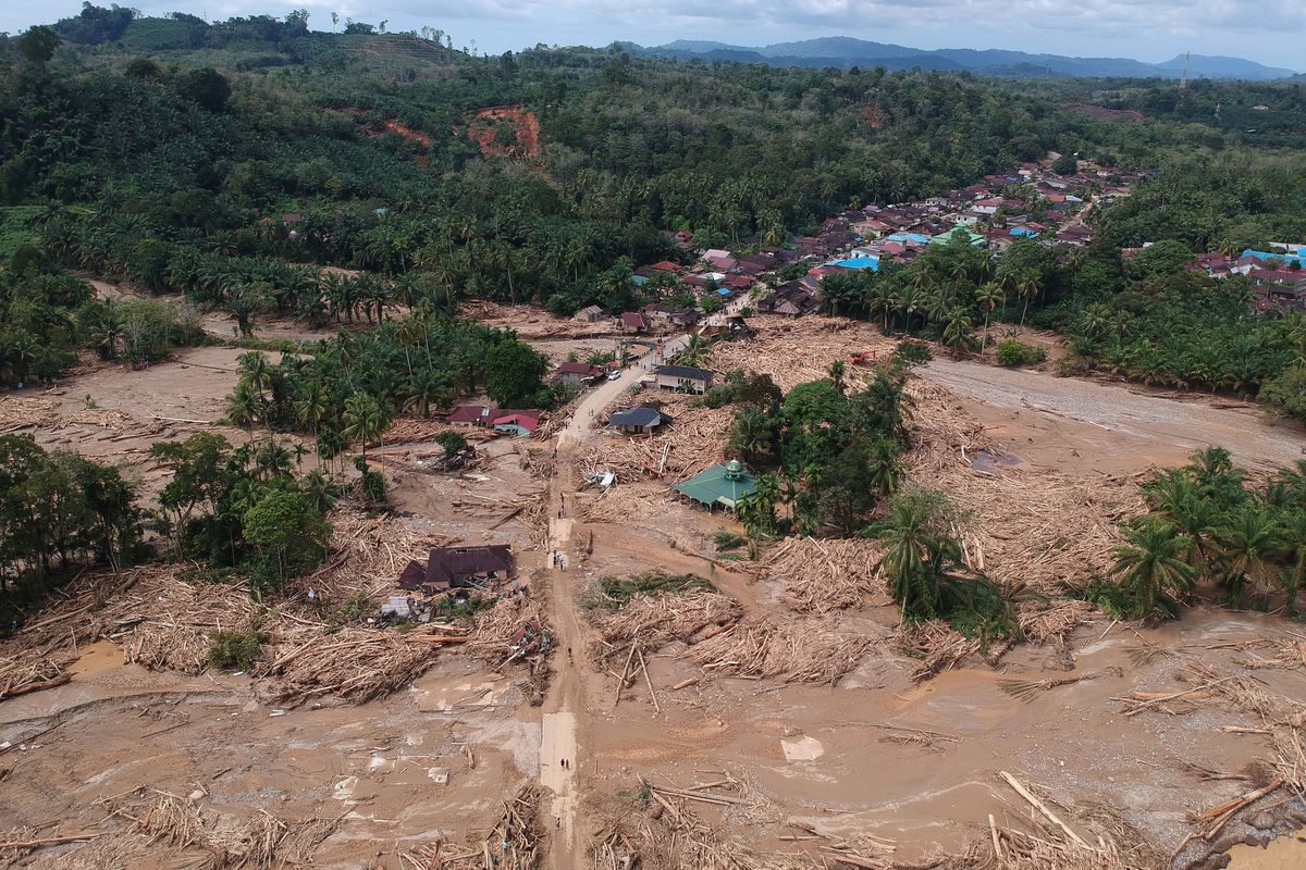 Foto udara permukiman warga terdampak banjir bandang di Desa Aek Garoga, Kecamatan Batang Toru, Kabupaten Tapanuli Selatan, Sumatera Utara, Sabtu (29/11/2025). YLBHI dan Greenpeace menuntut Menteri Lingkungan Hidup, Kehutanan, dan ESDM bertanggung jawab atas bencana di Sumatera.