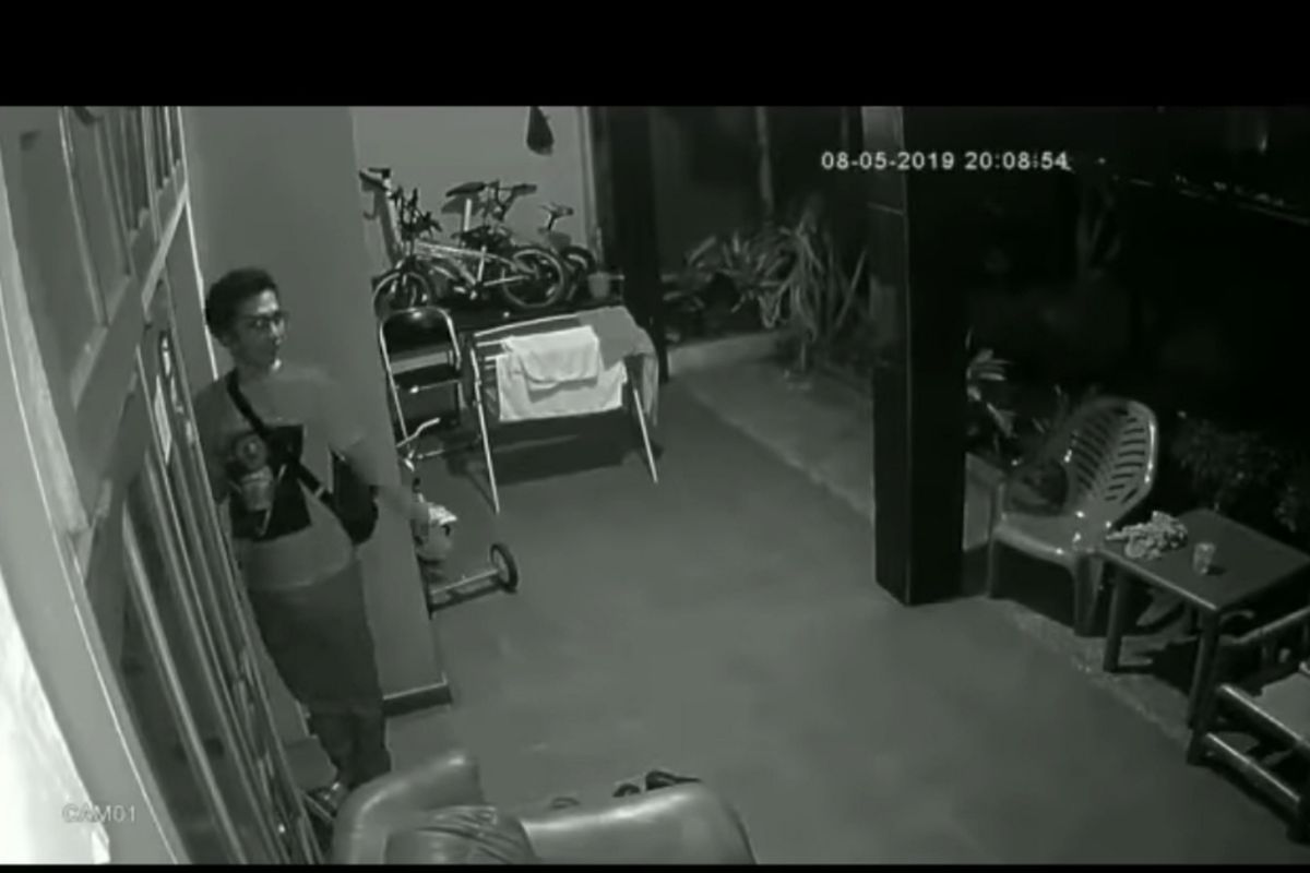 Tampak seorang pria hendak mencuri di sebuah rumah, Pulo Gede, Bekasi Barat, Kota Bekasi, terekam CCTV Rabu (8/5/2019).