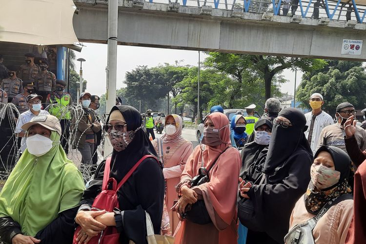Massa simpatisan Rizieq Shihab mendatangi Pengadilan Negeri (PN) Jakarta Timur, Jumat (19/3/2021).
