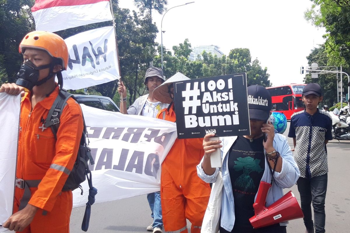WALHI DKI Jakarta gelar aksi selamatkan ekologis Jakarta dari Balai Kota hingga Monas, Senin (22/4/2019)