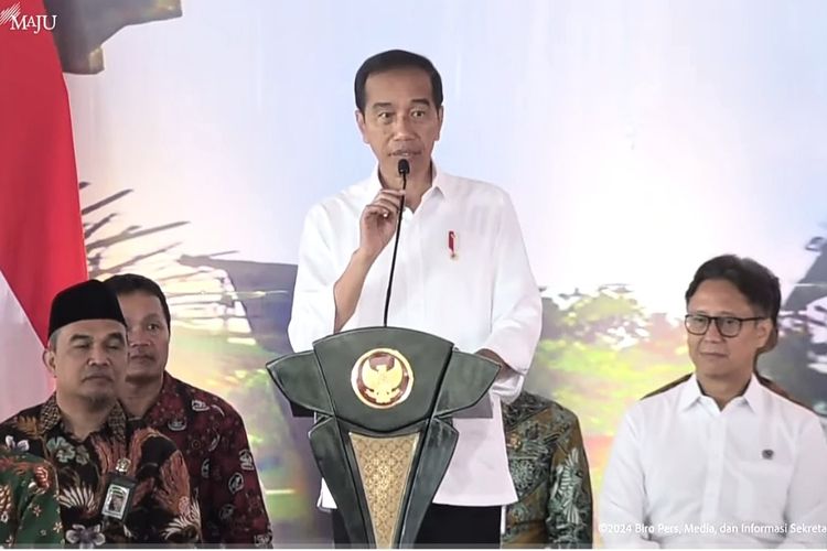 Presiden Jiko Widodo membagikan sertifikat tanah kepada masyarakat di Grobogan, Jawa Tengah, Selasa (23/1/2024). Pembagian itu dilakukan di hari kedua kunjungan kerjanya ke Jawa Tengah sejak Senin (22/1/2023). 