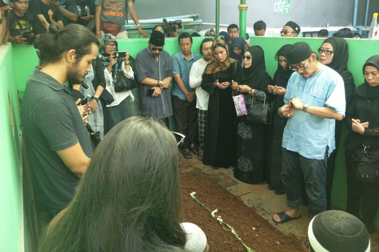 Suasana pemakaman artis musik Dian Pramana Poetra di Pemakaman Wakaf Masjid Ibadur Raya, Kelapa Dua, Ciracas, Jakarta Timur, Jumat (28/12/2018).