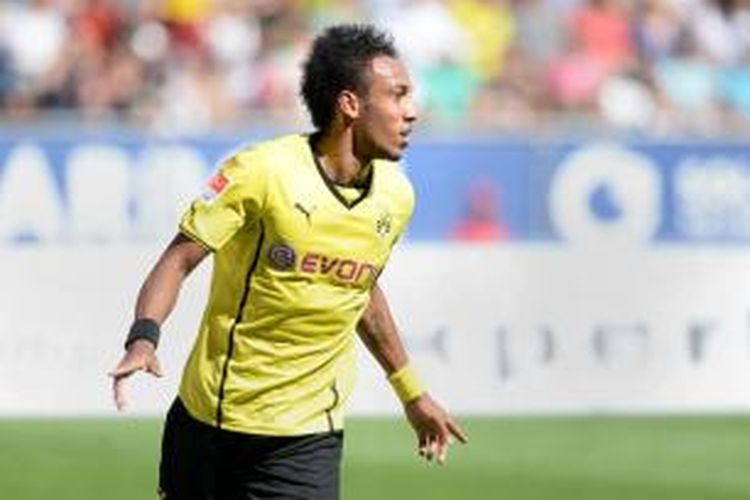 Penyerang anyar Borussia Dortmund, Pierre-Emerick Aubameyang, merayakan golnya usai sukses membobol gawang Augsburg pada laga perdana Bundesliga 1, Sabtu (10/9/2013). 