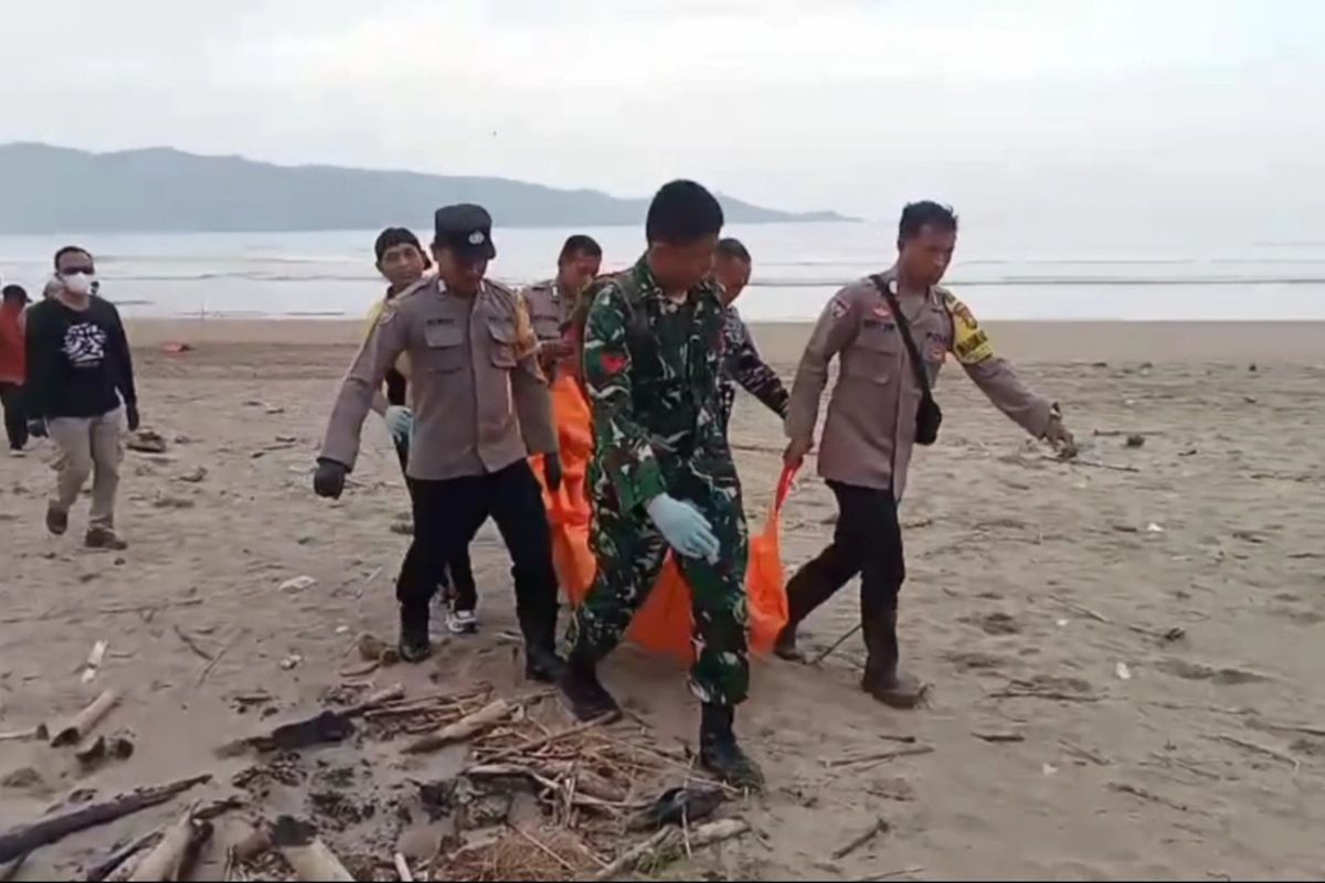 #---Petugas gabungan evakuasi temuan Jenazah wanita paruh baya di kawasan wisata Pantai Teleng Ria Kabupaten Pacitan Jawa Timur, (20/06/2025)---#