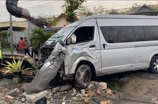 Mobil Travel Tabrak Pagar Rumah di Gunungkidul, Sopir dan Penumpang Terlempar