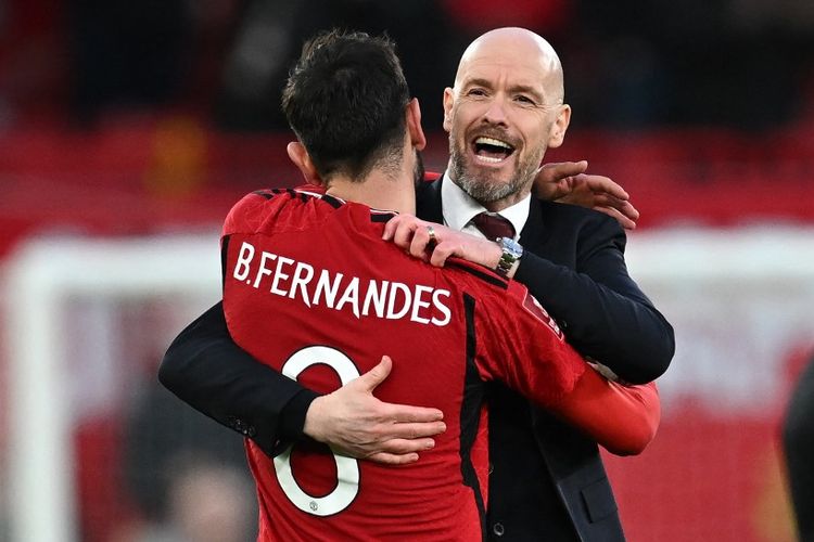 Erik ten Hag dan Bruno Fernandes merayakan kemenangan atas Liverpool pada perempat final Piala FA 2023-2024. Laga Man United vs Liverpool di Stadion Old Trafford, Minggu (17/3/2024) berakhir dengan skor 4-3. (Foto oleh AFP/PAUL ELLIS)