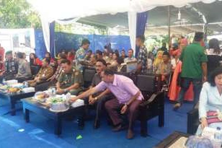 Wali Kota Kupang Jonas Salean (memakai pakaian dinas berwarna hijau) saat menghadiri acara syukuran pembangunan Masjid Nur Musafir Batuplat, Kota Kupang