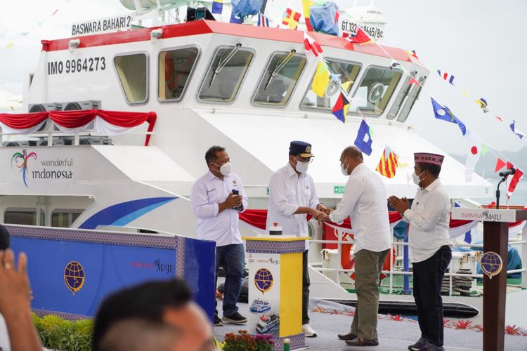 Foto : Menteri Perhubungan Republik Indonesia, Budi Karya Sumadi, meresmikan dua unit kapal wisata bottom glass, di Pelabuhan Labuan Bajo, pada Jumat (18/3/2022). 