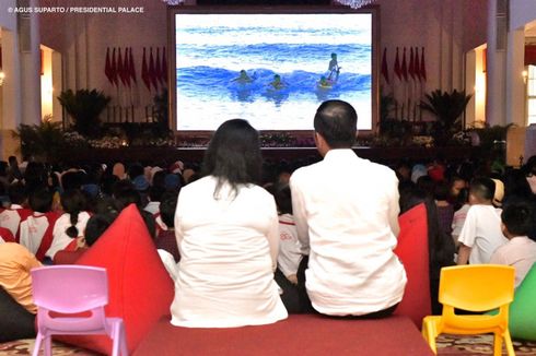 Saat Jokowi Bernyanyi dan Nonton Bareng bersama 300 Anak di Istana...