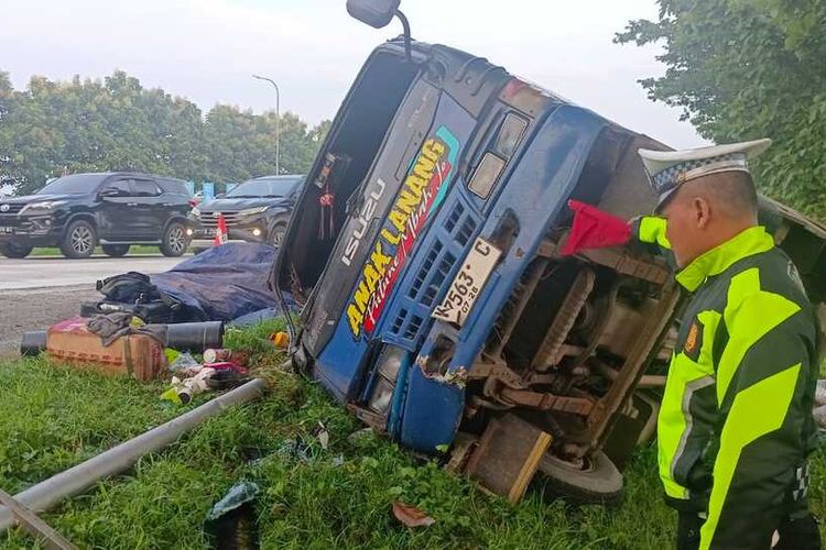 Sebuah mobil isuzu elf terbalik usai terlibat kecelakaan di Tol Cipali KM 164.400, Jumat (5/4/2024). 6 orang luka ringan dalam kecelakaan tersebut.