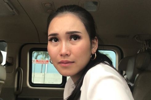 Ayu Ting Ting Perketat Penjagaan Setelah Rumahnya Dilempari Pembalut dan Celana Dalam Bekas