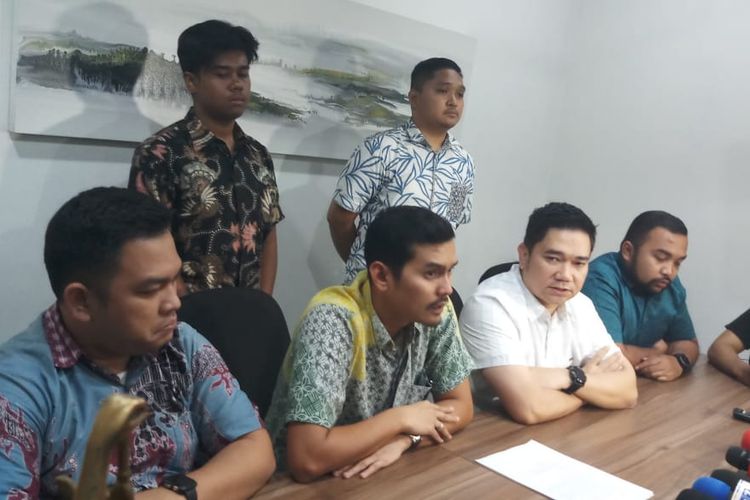 Tim kuasa hukum Lucinta Luna saat jumpa pers di kawasan Kebayoran Baru, Jakarta Selatan, Kamis (13/2/2020).