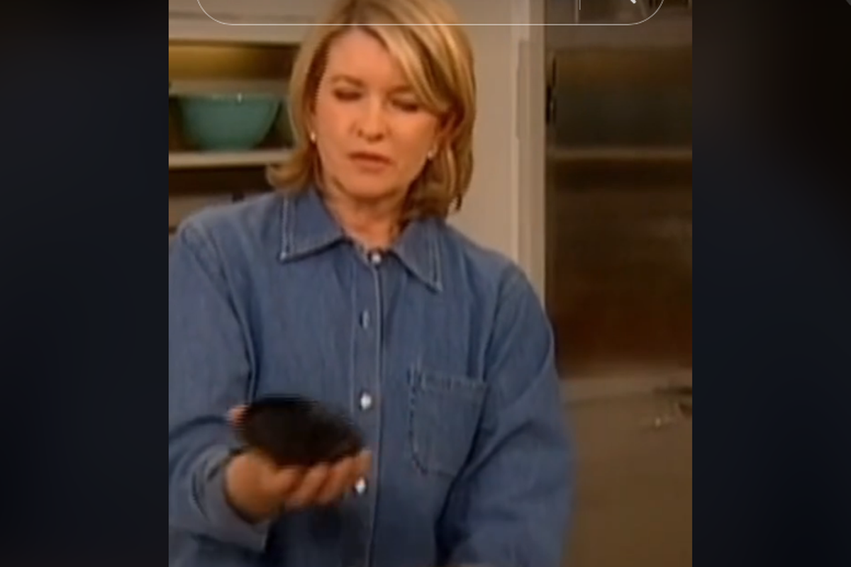Martha Stewart berbagi tips membuka tutup stoples yang membandel.