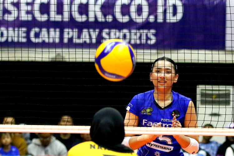 Pemain Jakarta Pertamina Fastron Yolla Yuliana saat pertandingan putaran kedua Proliga seri 5 melawan Bandung BJB Tandamata yang berakhir dengan skor 1-3 (20-25, 23-25, 31-29, 23-25) di GOR Ken Arok Kota Malang, Jumat (10/2/2023) sore.