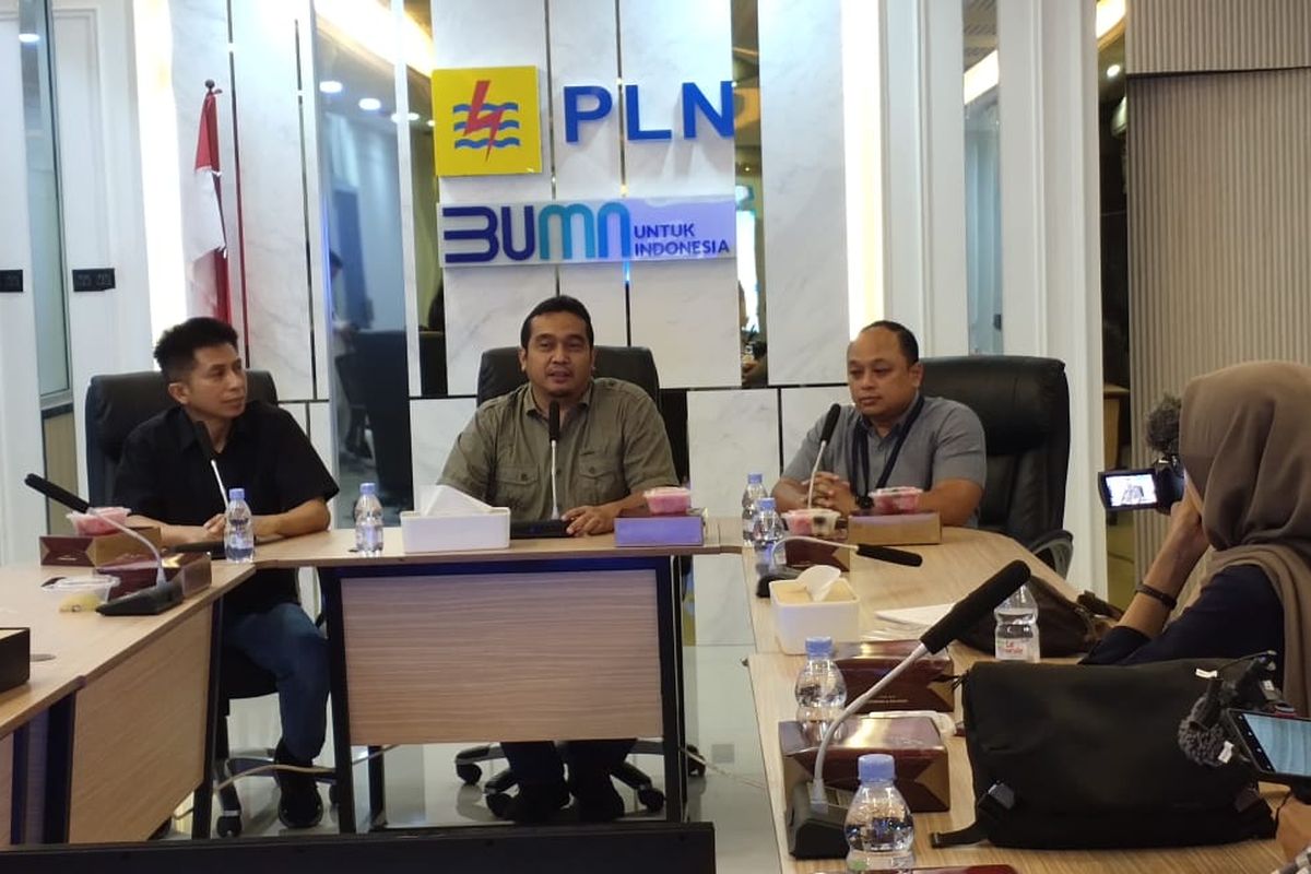 General Manajer PLN Unit Induk Distribusi (UID) Sumatera Selatan, Jambi dan Bengkulu (S2JB), Adhi Herlambang (tengah) saat menggelar konfrensi pers terkait pemadaman listrik wilayah Sumatera, Kamis (6/6/2024).