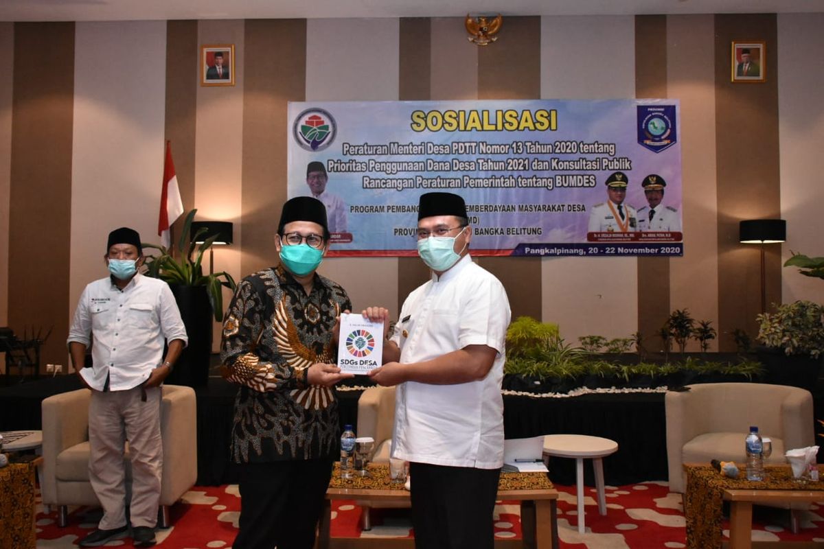 Gubernur Kepulauan Babel Erzaldi Rosman dan Mendes PDTT Abdul Halim Iskandar, dalam Pembukaan Sosialisasi Peraturan Mendes PDTT (Permendesa) Nomor 13 Tahun 2020, di Fox Harris Hotel Pangkalpinang, Jumat (20/11/2020).