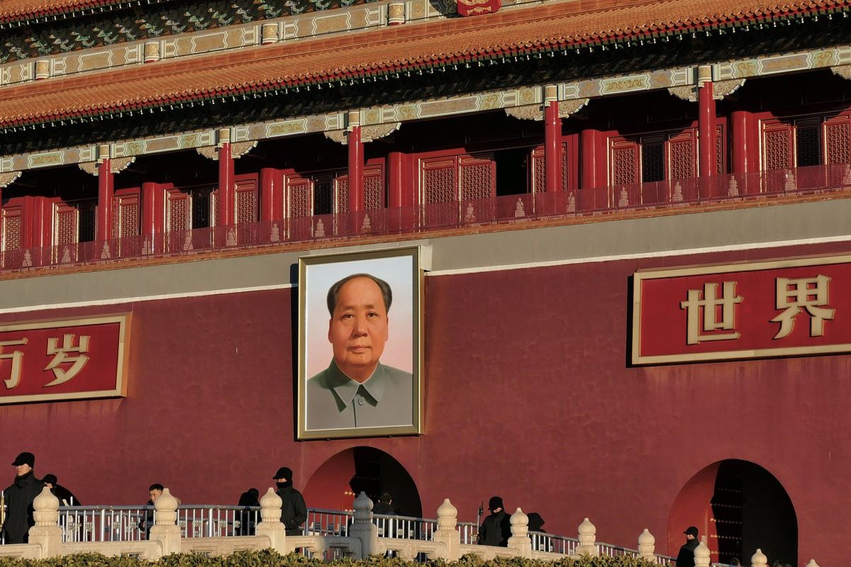 Foto bapak pendiri China, Mao Zedong terpasang di Tiananmen Square, Beijing, China. 