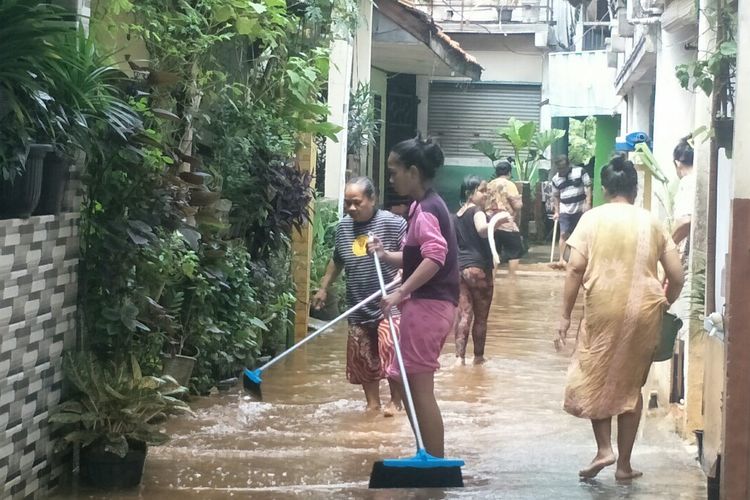 Warga mulai membersihkan rumah pasca-banjir yang terjadi di Blok C Kampung Baru,Pondok Pinang, Kebayoran Lama, Jakarta Selatan sejak Kamis (16/12/2021) hingga Jumat siang. 