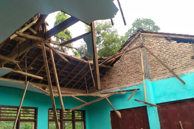 Atap gedung SD/SMPN 2 Satu Atap Kecamatan Dongko Trenggalek roboh karena tidak kuat menahan beban guyuran hujan dan angin kencang, Senin (01/11/2021).