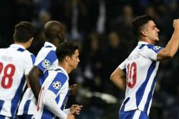 Pemain Porto, Andre Silva, merayakan golnya ke gawang Leicester City pada matchday 6 Grup G Liga Champions, Rabu (7/12/2016).