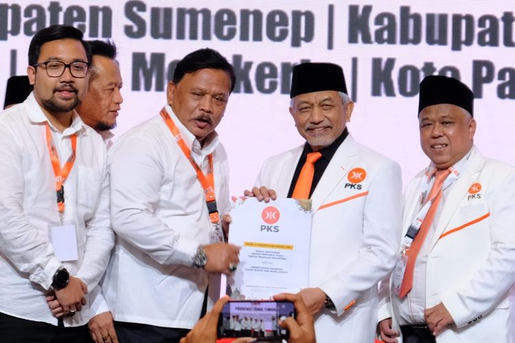 Pasangan Marhaen-Handy saat menerima rekom model B1-KWK dari Presiden PKS, Ahmad Syaikhu, di ICE BSD Tangerang, Banten, Selasa (20/8/2024). 