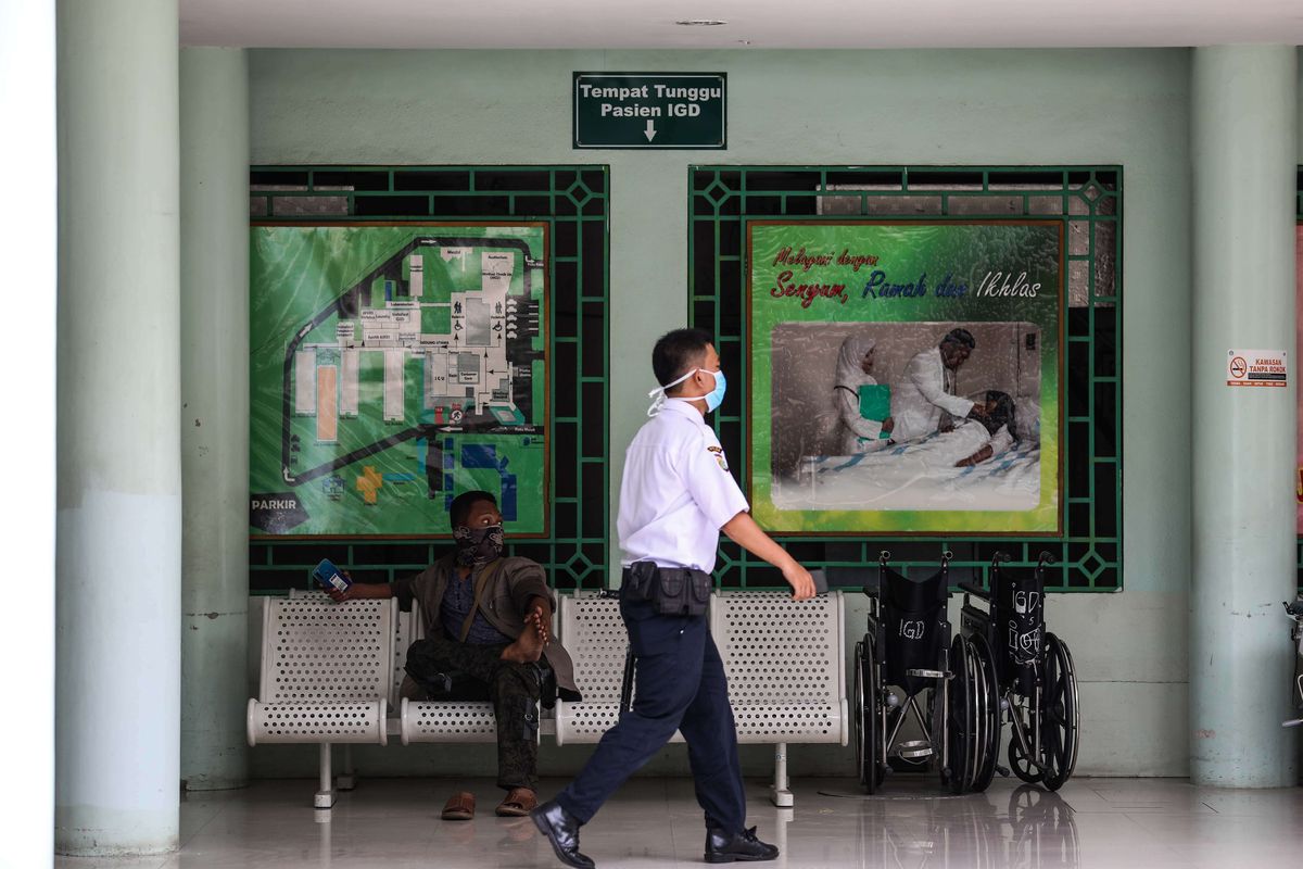 Petugas keamanan melintas didepan ruang tunggu pasien IGD di Rumah Sakit Penyakit Infeksi (RSPI) Sulianti Saroso, Jakarta Utara, Senin (9/3/2020). Pemerintah resmi mengumumkan bertambahnya pasien yang dikonfirmasi positif tertular virus corona pada hari minggu, total ada 6 pasien kasus Covid-19.