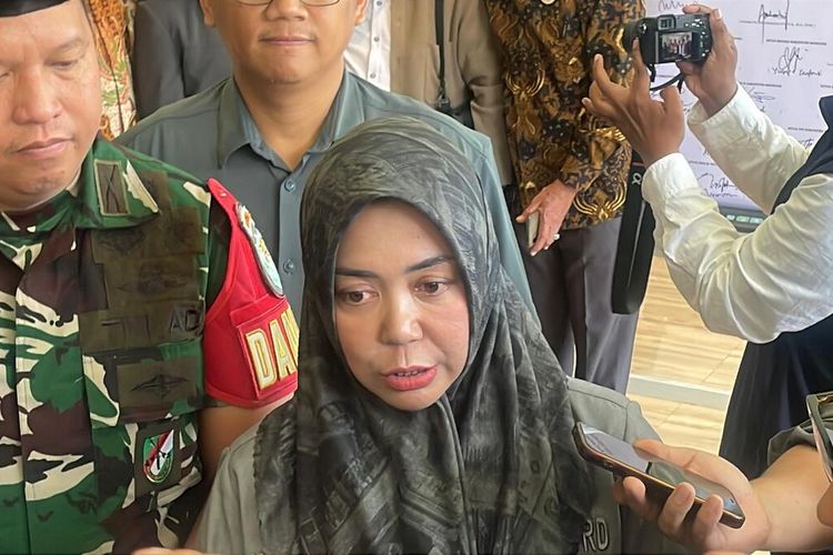 Ketua DPRD Kabupaten Bandung, Renie Rahayu Fauzie saaat diwawancarai usai melakukan aksi doa bersama terkait situasi Nasional, Selasa (2/9/2025)