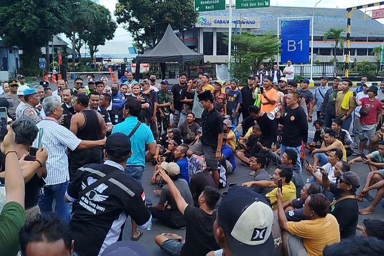 Sopir truk Adung di tengah sopir-sopir yang berdemo di depan Kantor ASDP Ketapang Banyuwangi. 