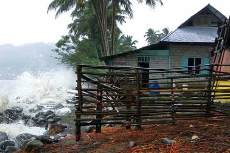 Ilustrasi: Gelombang tinggi selama 2 pekan yang mengnantam pantai Biau menyebabkan kerusakan rumah warga. Sebuah rumah milik nelayan mengalami rusak parah