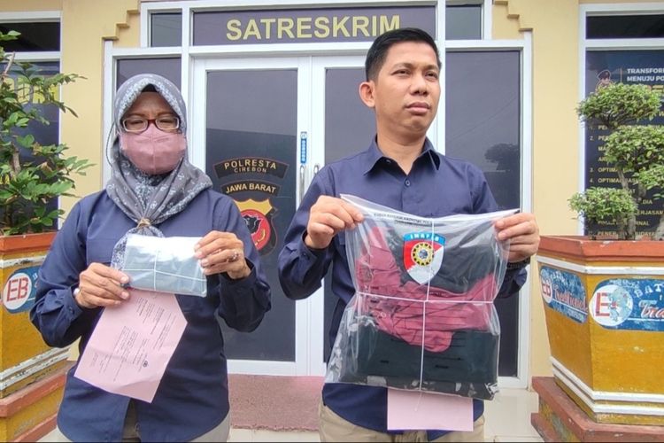 Kasat Reskrim Polresta Cirebon Jawa Barat menunjukkan barang bukti kasus guru sodomi tiga murid hingga trauma di Mapolresta, Selasa (27/12/2022)
