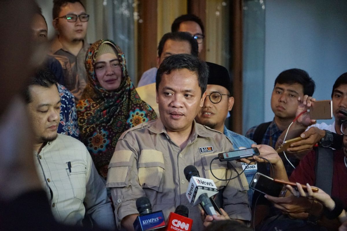 Anggota Tim Hukum dan Advokasi Badan Pemenangan Nasional (BPN) pasangan Prabowo Subianto-Sandiaga Uno, Habiburokhman, saat memberikan pernyataan seusai pertemuan BPN Prabowo-Sandiaga, di rumah pemenangan PAN, Jalan Daksa, Jakarta Selatan, Senin (8/10/2018). 