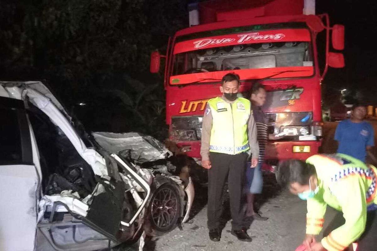 Sebuah kendaraan Honda Mobilio nopol AE 1430 KO yang mengangkut 8 orang menabrak truk tronton yang sedang parkir di pinggir jalan Ir Soekarno atau Ring Road Ngawi masuk Desa Kandangan Kabupaten Ngawi, pada Hari Kamis (12/01) pukul 02:40 WIB. Akibat tabarakan tersebut 5 orang meninggal dunia sementara 3 orang lainnya kritis.
