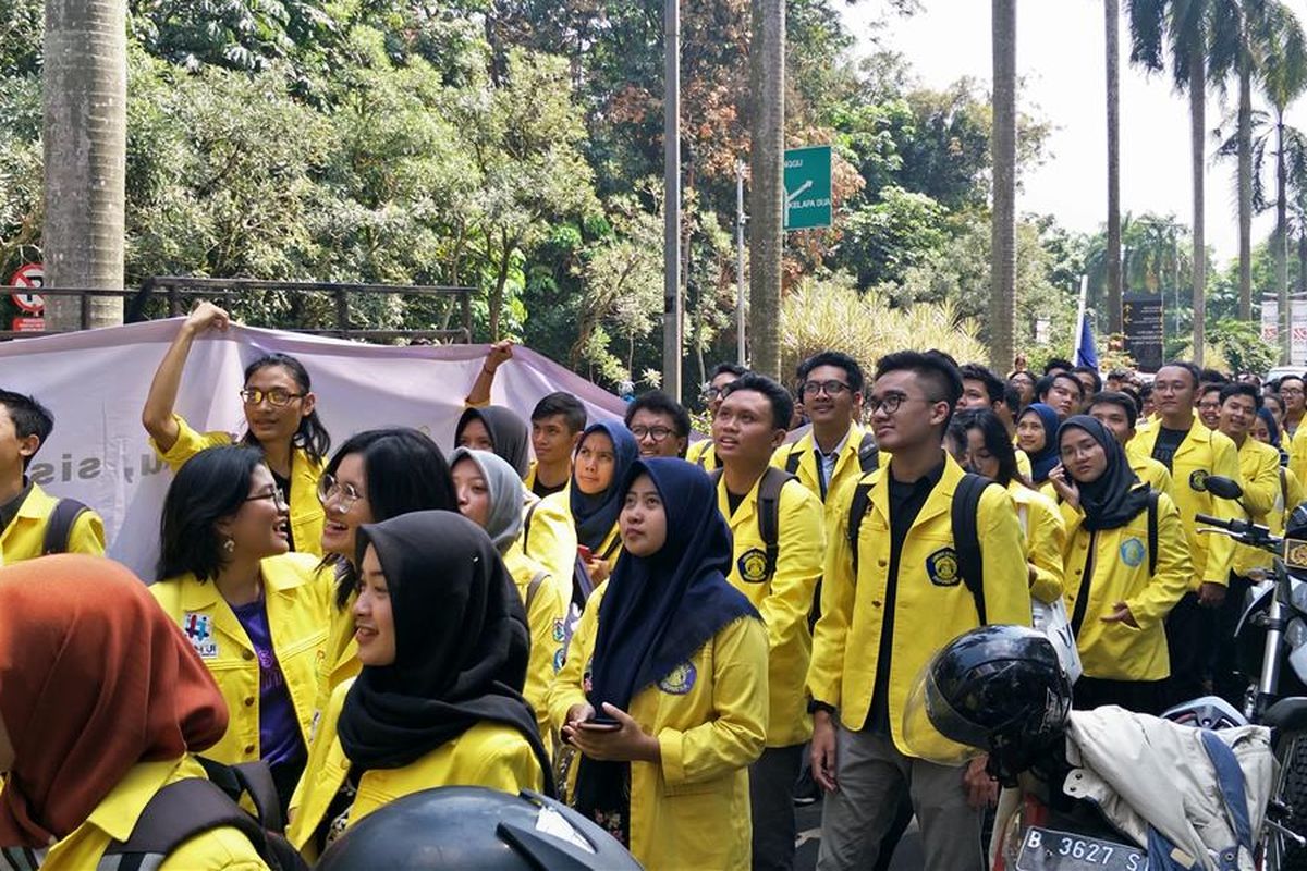 Aksi Mahasiswa Universitas Indonesia Tolak Secure Parking di UI,  Depok, Senin (15/7/2019).