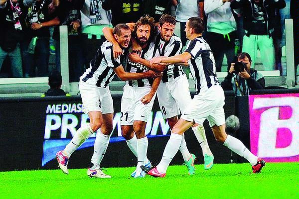 Gelandang Juventus, Andrea Pirlo (kedua kiri), merayakan gol ke gawang AS Roma bersama Giorgio Chiellini  (kiri), Claudio Marchisio, dan Leonardo Bonucci (kanan) dalam laga Serie A, Sabtu (29/9) malam waktu setempat, di Turin. Juventus menang telak 4-1.