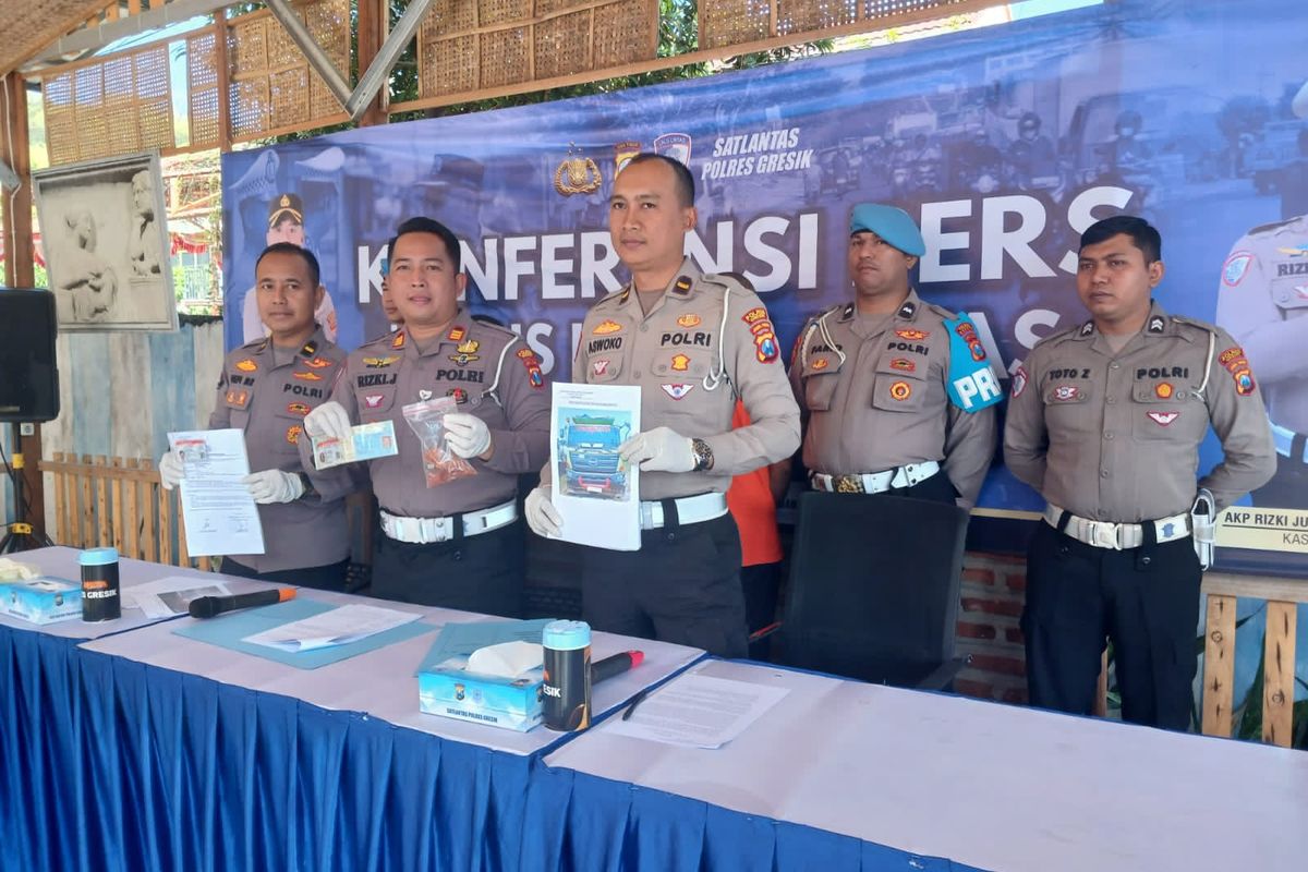 Kasat Lantas Polres Gresik AKP Rizki Julianda Putera Buna (tengah), saat menunjukkan barang bukti insiden kecelakaan lalu lintas di Jalan Raya Desa Boboh, Kecamatan Menganti, Gresik, Jawa Timur, Sabtu (16/8/2025).