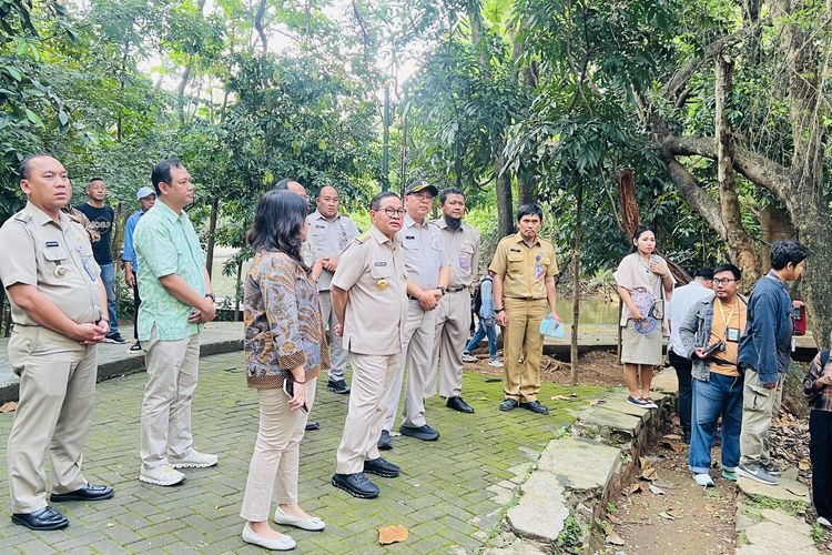 Gubernur DKI Jakarta Pramono Anung mengaku terkejut saat meninjau langsung Hutan Kota Srengseng, Jakarta Barat, pada Senin (23/6/2025). 