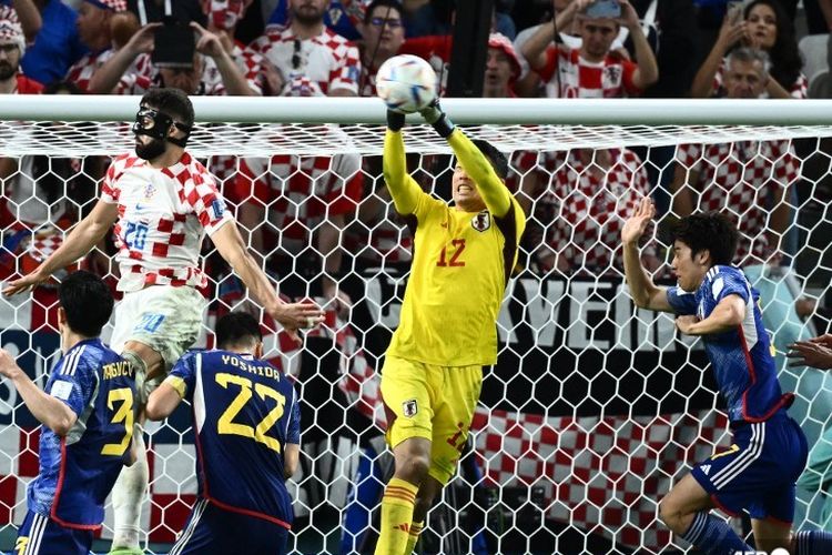 Hasil Jepang vs Kroasia menunjukkan aksi kiper Jepang Shuichi Gonda pada laga babak 16 besar Piala Dunia 2022 di Stadion Al-Janoub, Al-Wakrah, pada Senin (5/12/2022).