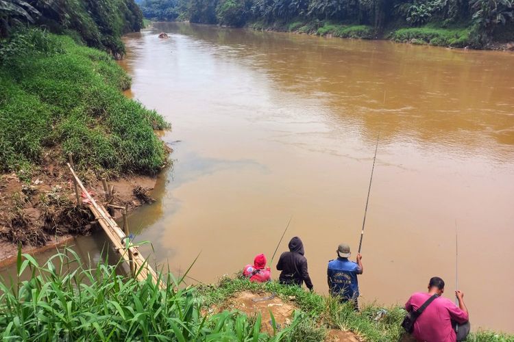 Sejumlah warga memancing di dekat lokasi pembuangan limbah pabrik daur ulang plastik ke Sungai Cisadane kawasan Serpong, Tangerang Selatan, Senin (4/10/2021).