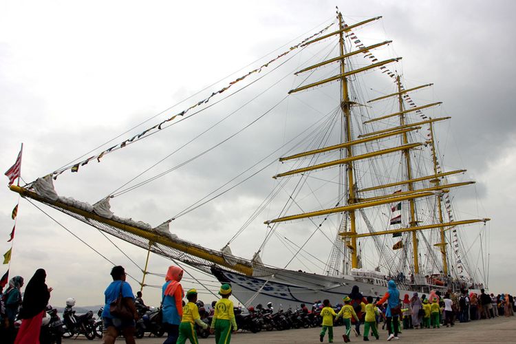 Hari kedua untuk kali pertama singgah di Pelabuhan Batuampar Batam Provinsi Kepulauan Riau (Kepri), Sabtu (9/12/2017). Ribuan warga Batam mengantre untuk bisa naik di kapal buatan Spanyol ini.