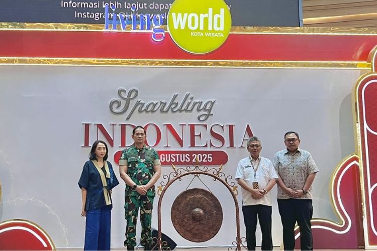 Guna merayakan HUT ke-80 Kemerdekaan Republik Indonesia, Living World Kota Wisata Cibubur secara perdana menghadirkan Pekan Alutsista yang bekerja sama dengan Korem 061/Suryakancana. Peresmian acara secara simbolis dibuka dengan pemukulan gong oleh Komandan Resor Militer (Danrem) 061/Suryakancan Brigadir Jenderal TNI Faisol Izuddin Karimi, S.E. (kedua kiri) yang didampingi oleh Theresia Setiadjaja selaku Direktur Operasional Living World Kota Wisata Cibubur, Asisten Pemerintahan dan Kesejahteraan Rakyat Kabupaten Bogor Zaenal Ashari, S.Sos, M.M (kedua kanan), dan Director of Legal & Government Relation Kawan Lama Group, Bapak Arko Kanadianto pada Rabu (27/8/2025).