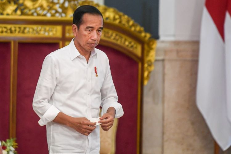 Presiden Joko Widodo bersiap memimpin sidang kabinet paripurna di Istana Negara, Jakarta, Senin (11/12/2023). Sidang paripurna tersebut membahas persiapan Natal dan tahun baru 2024, kondisi perekonomian terkini, dan evaluasi program kegiatan 2023. ANTARA FOTO/Hafidz Mubarak A/Spt.