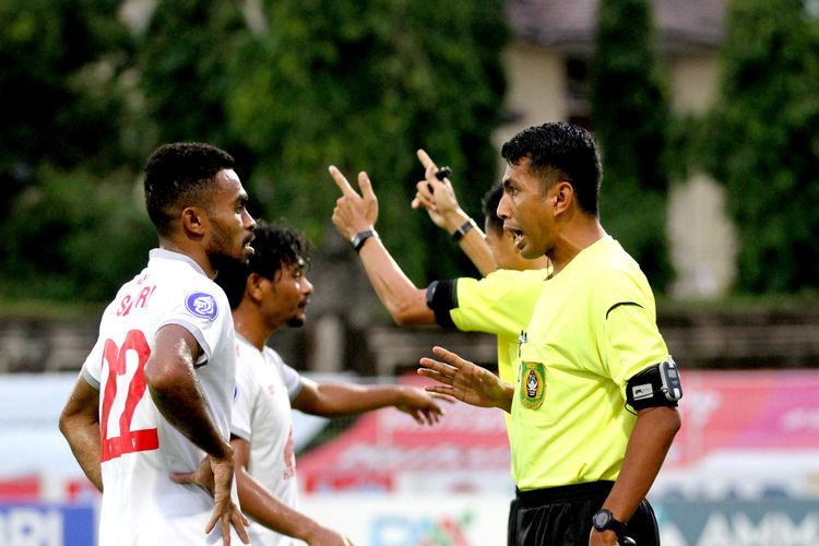 Asisten wasit tambahan M Erfan Efendi saat bertugas pertandingan pekan 32 Liga 1 2021-2022 Persija Jakarta melawan PSM Makassar yang berakhir dengan skor 3-1 di Stadion I Gusti Ngurah Rai Denpasar, Senin (21/3/2022) sore.