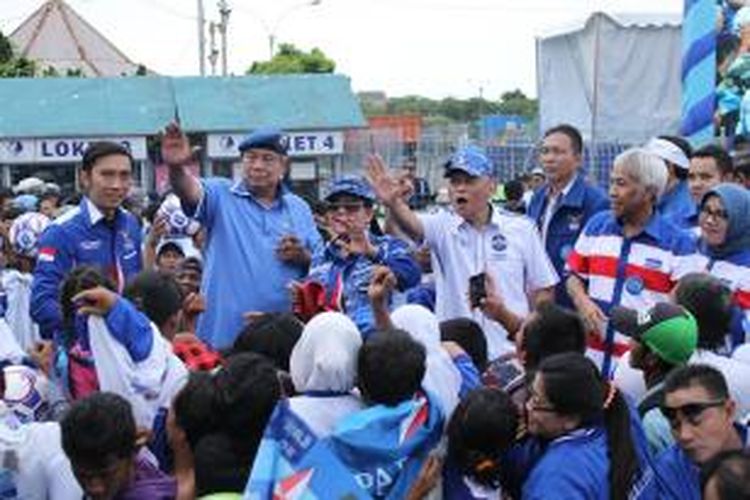 Anggota Dewan Pembina Partai Demokrat, Pramono Edhie bersama SBY, Ibas, Ani Yudhoyono dan Agus Hermanto usai berorasi di PRPP Semarang, Jum’at.