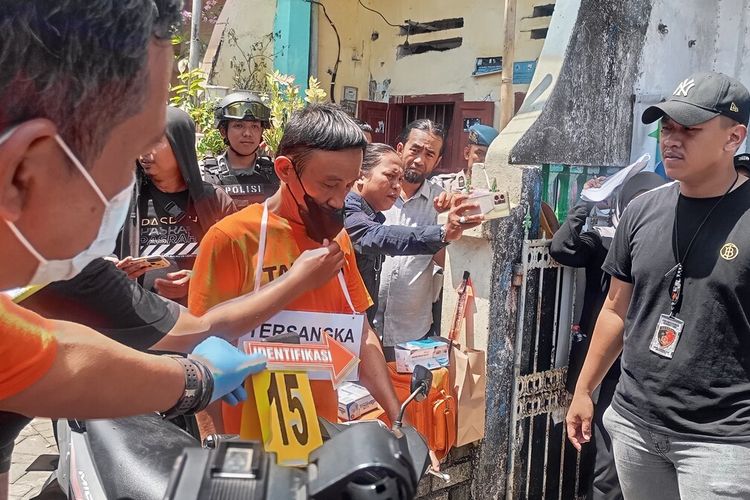 Tersangka H saat memperagakan adegan pembunuhan yang dilakukan nya terhadap sang istri lalu menguburnya di dalam rumah Jalan Kandea II, Kecamatan Bontoala, Kota Makassar, Sulawesi Selatan (Sulsel), pada Kamis (18/4/2024).
