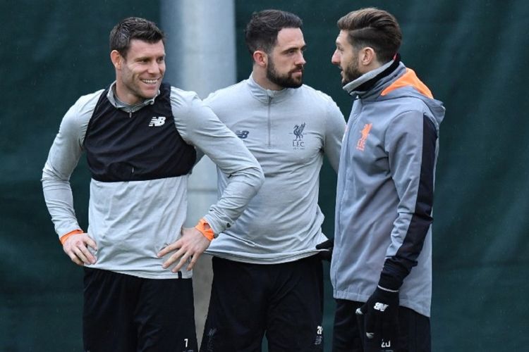 James Milner, Danny Ings, dan Adam Lallana tampak berbincang di sela-sela latihan Liverpool di Melwood, 5 April 2018. 