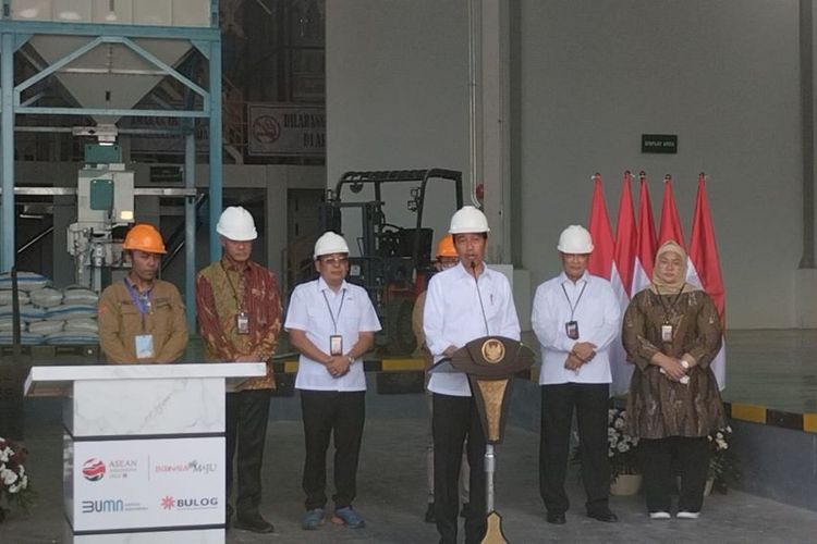Presiden Joko Widodo (Jokowi) resmikan pabrik penggilingan padi atau Modern Rice Milling Plant (MRMP), di Kelurahan Karangmalang, Kecamatan Masaran,  Kabupaten Sragen, Sabtu (11/3/2023).